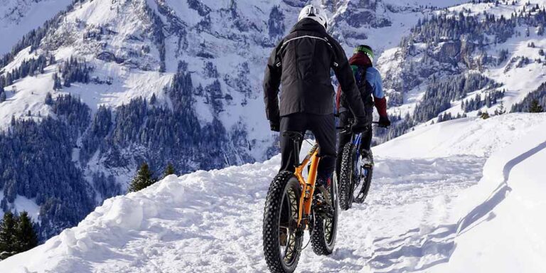 Deux personnes qui font du Fatbike en montage en hiver