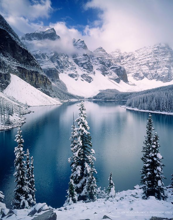 Vue sur les rocheuse canadienne surplombant un lac